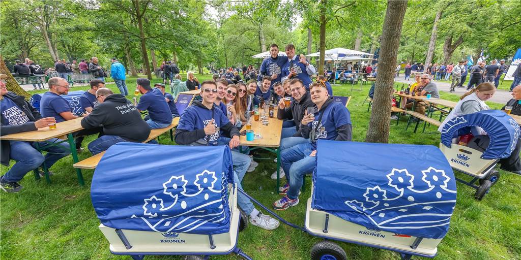 Vatertag - viele Dortmunder feiern ausgelassen im Westpark Viele Dortmunder feierten den Vatertag mit einer Bollerwagen-Tour im Westpark.