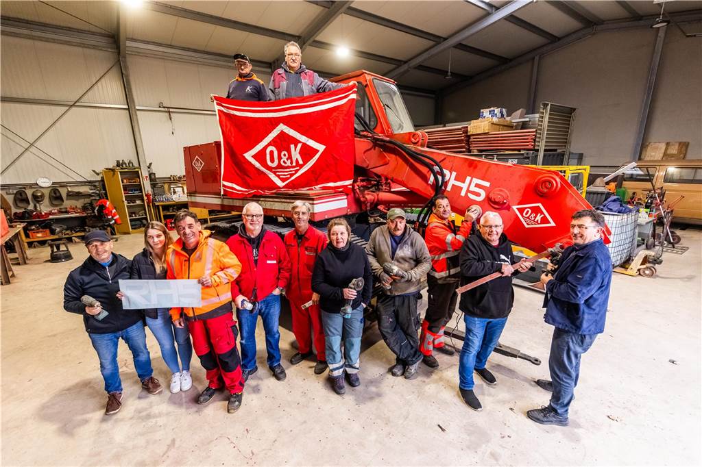 Vorbereitung für Bagger-Denkmal an A40: Oldtimer bekommt neuen Schliff Viele Ehrenamtliche sind für die Vorbereitung des Bagger-Denkmals im Einsatz.