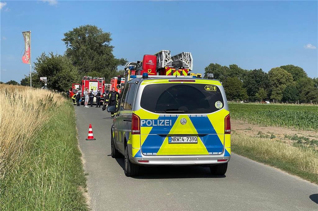 15-Jähriger nach schwerem Unfall in Lebensgefahr: Jugendlicher von Cabrio überrollt Viele Einsatzkräfte von Polizei und Feuerwehr waren am Dienstag (11.7.) an der Unfallstelle vor Ort.