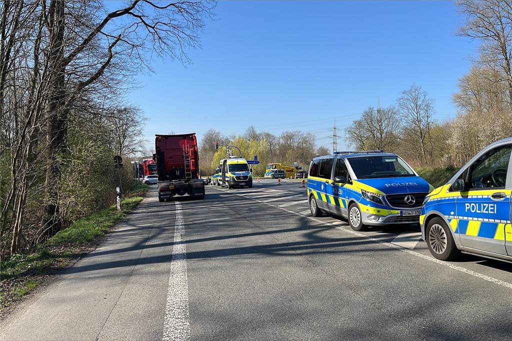 Schwerer Verkehrsunfall an der A2-Ausfahrt zur Gelsenkirchener Straße in Herten-Süd am 03.04.2025.