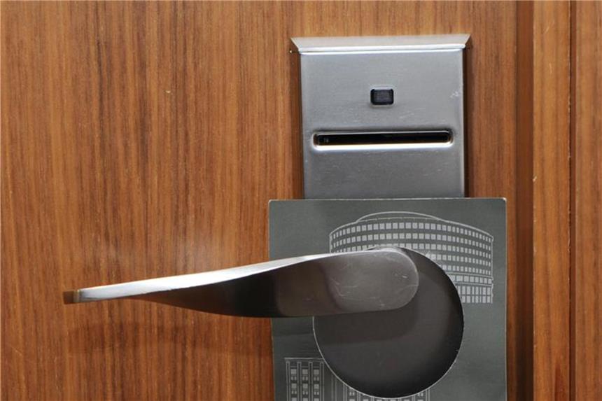 Viele elektronische Türschlösser in Hotels weisen eine Software-Schwachstelle auf. Der Hersteller Assa Abloy will das mit Software-Updates lösen. Foto: Jens Kalaene