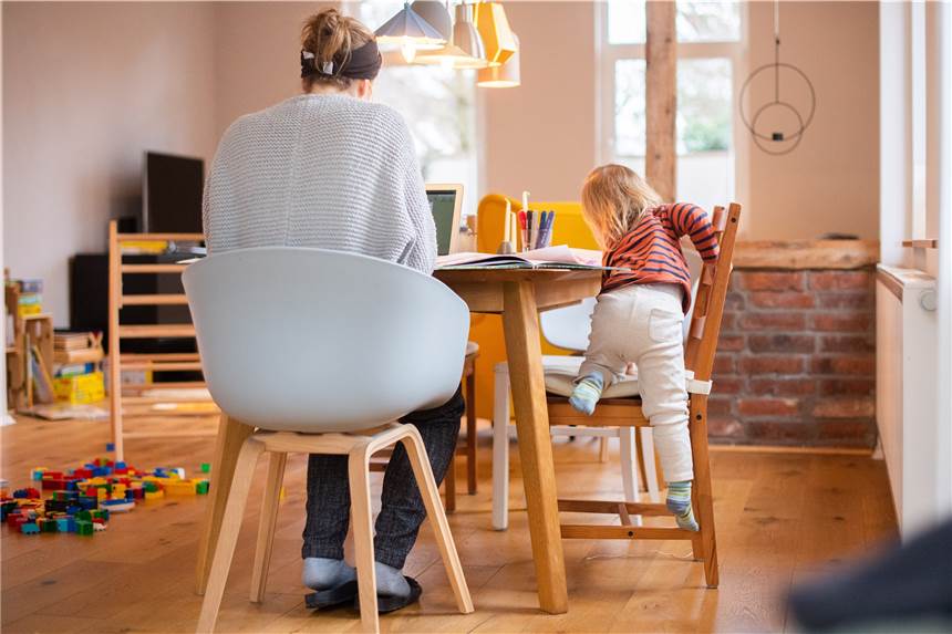 Elternbeiträge: Stadt Haltern unterstützt Forderung nach Entlastung Viele Eltern müssen Homeoffice und Betreuung der Kinder selber organisieren, werden aber weiterhin mit Elternbeiträgen für Kita und Schule zur Kasse gebeten.