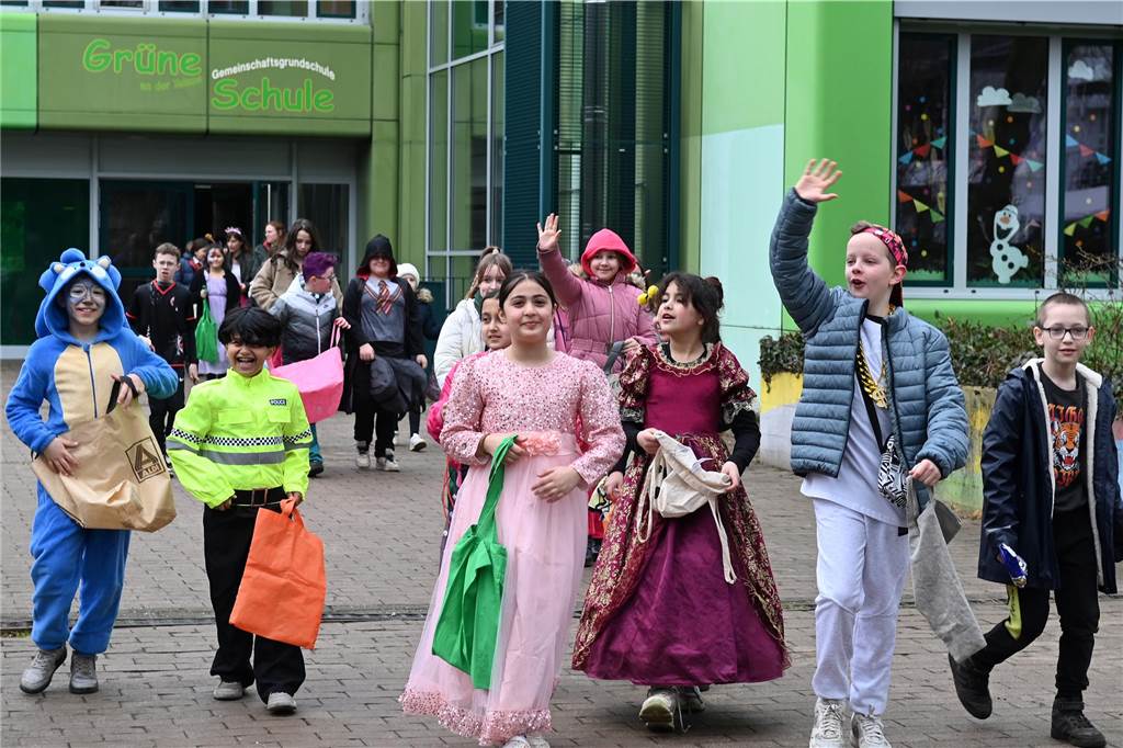 Viele Eltern und Verwandte standen am Wegesrand und warfen beim Krachmacherumzug der Grünen Schule Bonbons und kleinen Überraschungen. Nach dem Umzug gab es wieder ein buntes Programm in der Turnhalle, bei dem Eltern und Verwandte zusehen konnten.