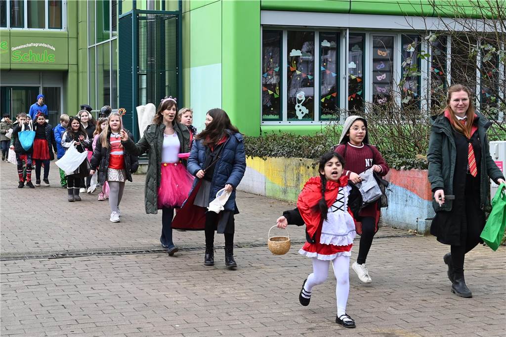 Viele Eltern und Verwandte standen am Wegesrand und warfen beim Krachmacherumzug der Grünen Schule Bonbons und kleinen Überraschungen. Nach dem Umzug gab es wieder ein buntes Programm in der Turnhalle, bei dem Eltern und Verwandte zusehen konnten.