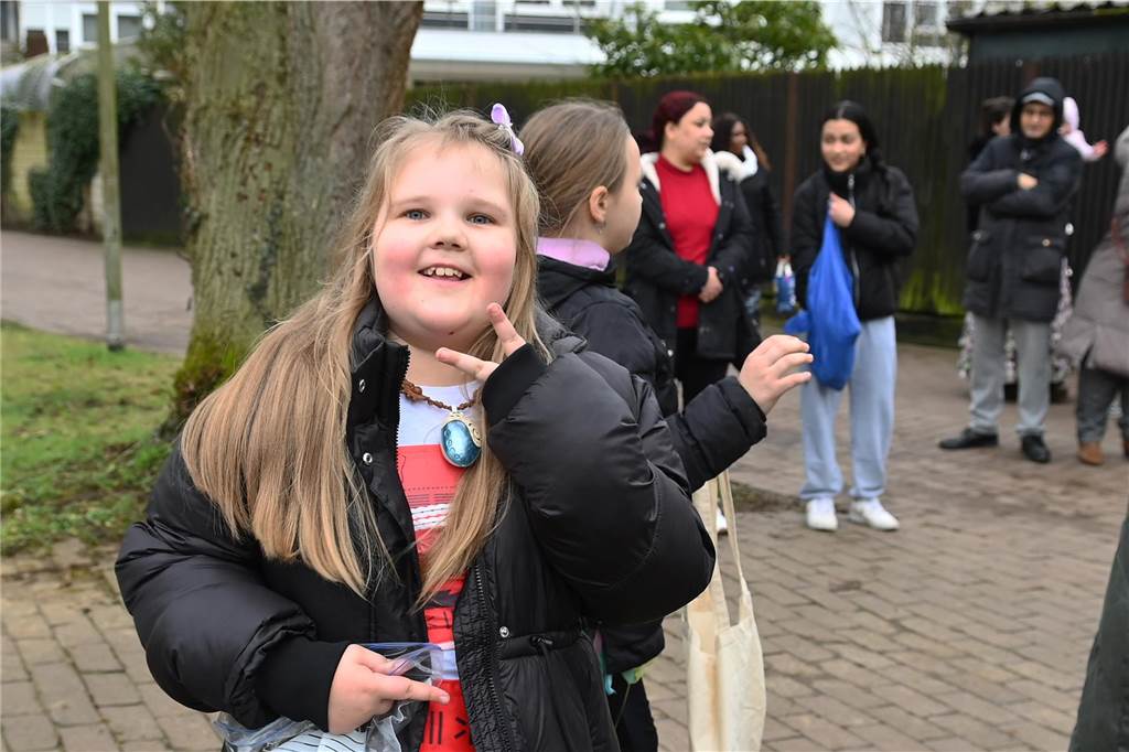 Viele Eltern und Verwandte standen am Wegesrand und warfen beim Krachmacherumzug der Grünen Schule Bonbons und kleinen Überraschungen. Nach dem Umzug gab es wieder ein buntes Programm in der Turnhalle, bei dem Eltern und Verwandte zusehen konnten.