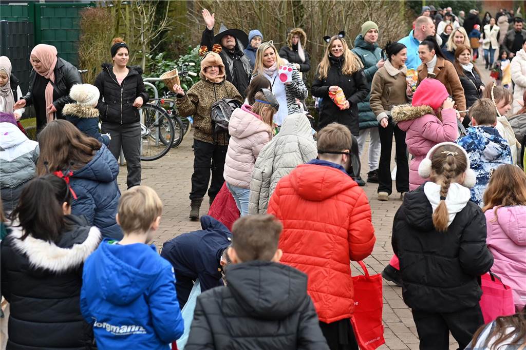 Viele Eltern und Verwandte standen am Wegesrand und warfen beim Krachmacherumzug der Grünen Schule Bonbons und kleinen Überraschungen. Nach dem Umzug gab es wieder ein buntes Programm in der Turnhalle, bei dem Eltern und Verwandte zusehen konnten.