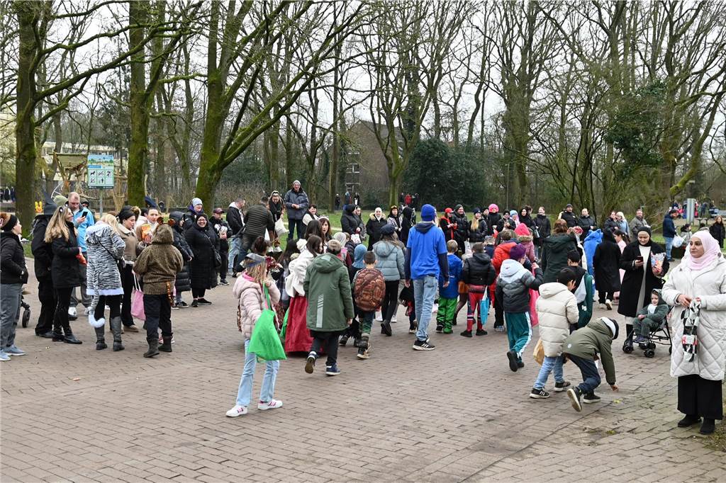 Viele Eltern und Verwandte standen am Wegesrand und warfen beim Krachmacherumzug der Grünen Schule Bonbons und kleinen Überraschungen. Nach dem Umzug gab es wieder ein buntes Programm in der Turnhalle, bei dem Eltern und Verwandte zusehen konnten.