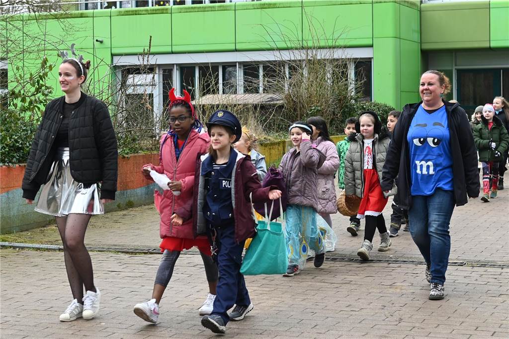 Viele Eltern und Verwandte standen am Wegesrand und warfen beim Krachmacherumzug der Grünen Schule Bonbons und kleinen Überraschungen. Nach dem Umzug gab es wieder ein buntes Programm in der Turnhalle, bei dem Eltern und Verwandte zusehen konnten.