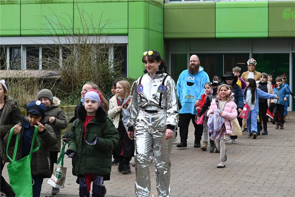 Viele Eltern und Verwandte standen am Wegesrand und warfen beim Krachmacherumzug der Grünen Schule Bonbons und kleinen Überraschungen. Nach dem Umzug gab es wieder ein buntes Programm in der Turnhalle, bei dem Eltern und Verwandte zusehen konnten.