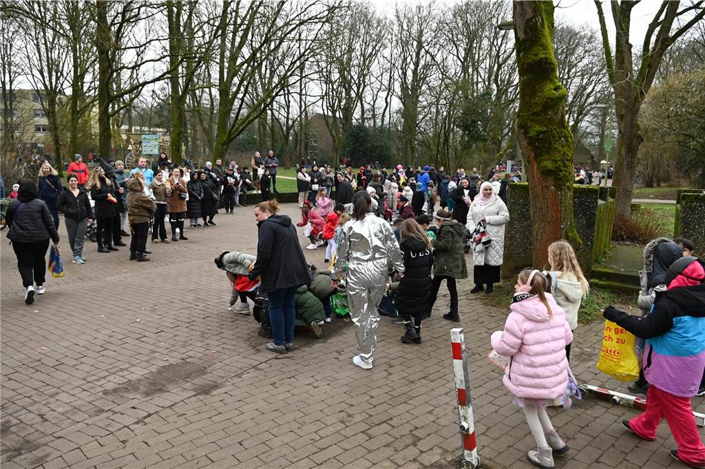 Viele Eltern und Verwandte standen am Wegesrand und warfen beim Krachmacherumzug der Grünen Schule Bonbons und kleinen Überraschungen. Nach dem Umzug gab es wieder ein buntes Programm in der Turnhalle, bei dem Eltern und Verwandte zusehen konnten.
