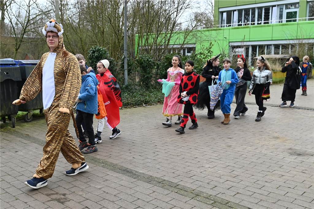 Viele Eltern und Verwandte standen am Wegesrand und warfen beim Krachmacherumzug der Grünen Schule Bonbons und kleinen Überraschungen. Nach dem Umzug gab es wieder ein buntes Programm in der Turnhalle, bei dem Eltern und Verwandte zusehen konnten.