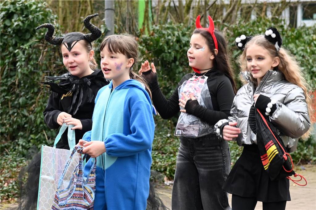 Viele Eltern und Verwandte standen am Wegesrand und warfen beim Krachmacherumzug der Grünen Schule Bonbons und kleinen Überraschungen. Nach dem Umzug gab es wieder ein buntes Programm in der Turnhalle, bei dem Eltern und Verwandte zusehen konnten.