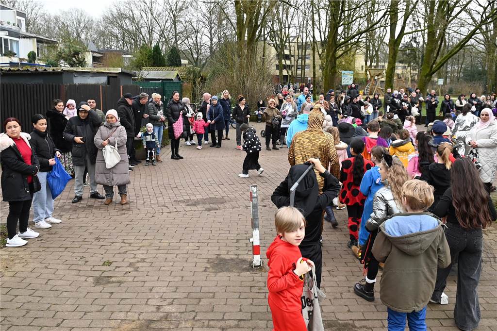 Viele Eltern und Verwandte standen am Wegesrand und warfen beim Krachmacherumzug der Grünen Schule Bonbons und kleinen Überraschungen. Nach dem Umzug gab es wieder ein buntes Programm in der Turnhalle, bei dem Eltern und Verwandte zusehen konnten.
