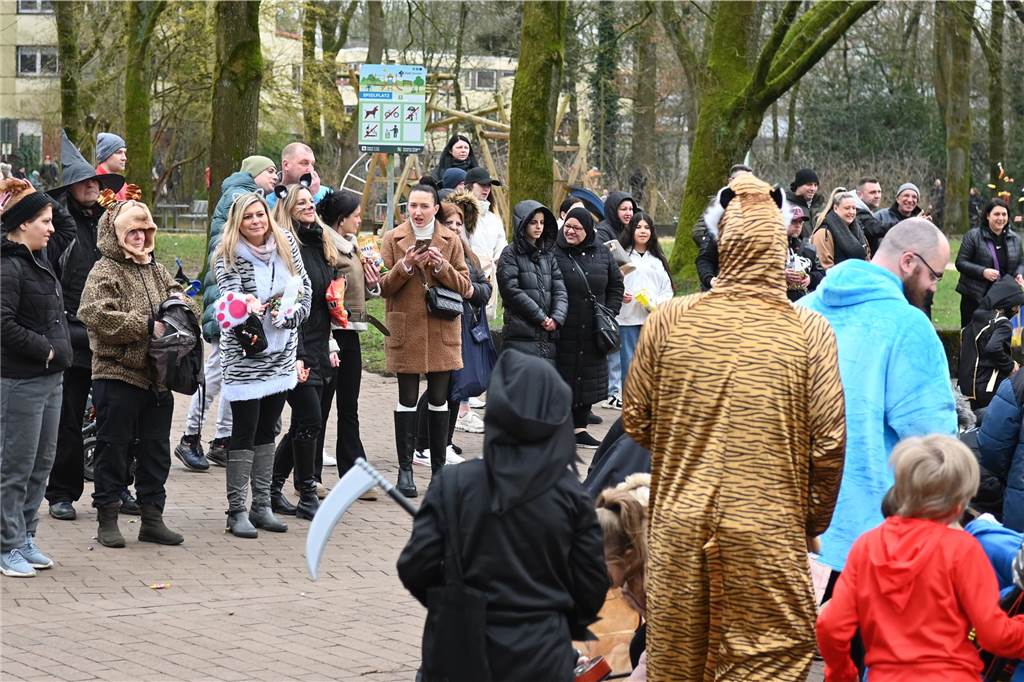 Viele Eltern und Verwandte standen am Wegesrand und warfen beim Krachmacherumzug der Grünen Schule Bonbons und kleinen Überraschungen. Nach dem Umzug gab es wieder ein buntes Programm in der Turnhalle, bei dem Eltern und Verwandte zusehen konnten.