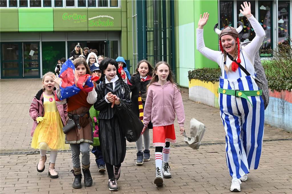 Viele Eltern und Verwandte standen am Wegesrand und warfen beim Krachmacherumzug der Grünen Schule Bonbons und kleinen Überraschungen. Nach dem Umzug gab es wieder ein buntes Programm in der Turnhalle, bei dem Eltern und Verwandte zusehen konnten.