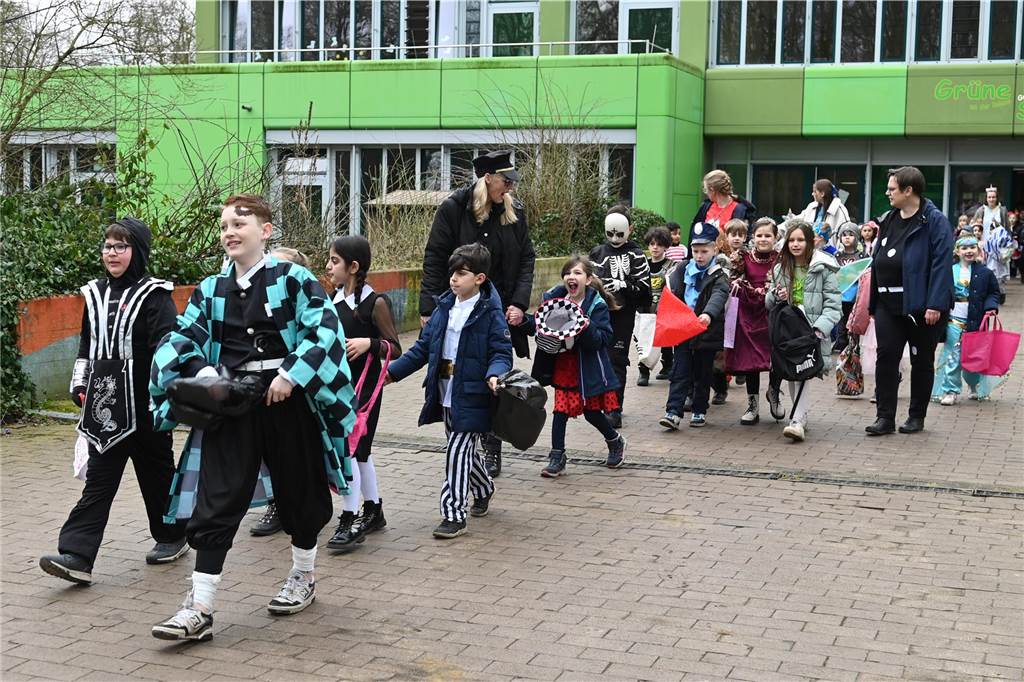 Viele Eltern und Verwandte standen am Wegesrand und warfen beim Krachmacherumzug der Grünen Schule Bonbons und kleinen Überraschungen. Nach dem Umzug gab es wieder ein buntes Programm in der Turnhalle, bei dem Eltern und Verwandte zusehen konnten.