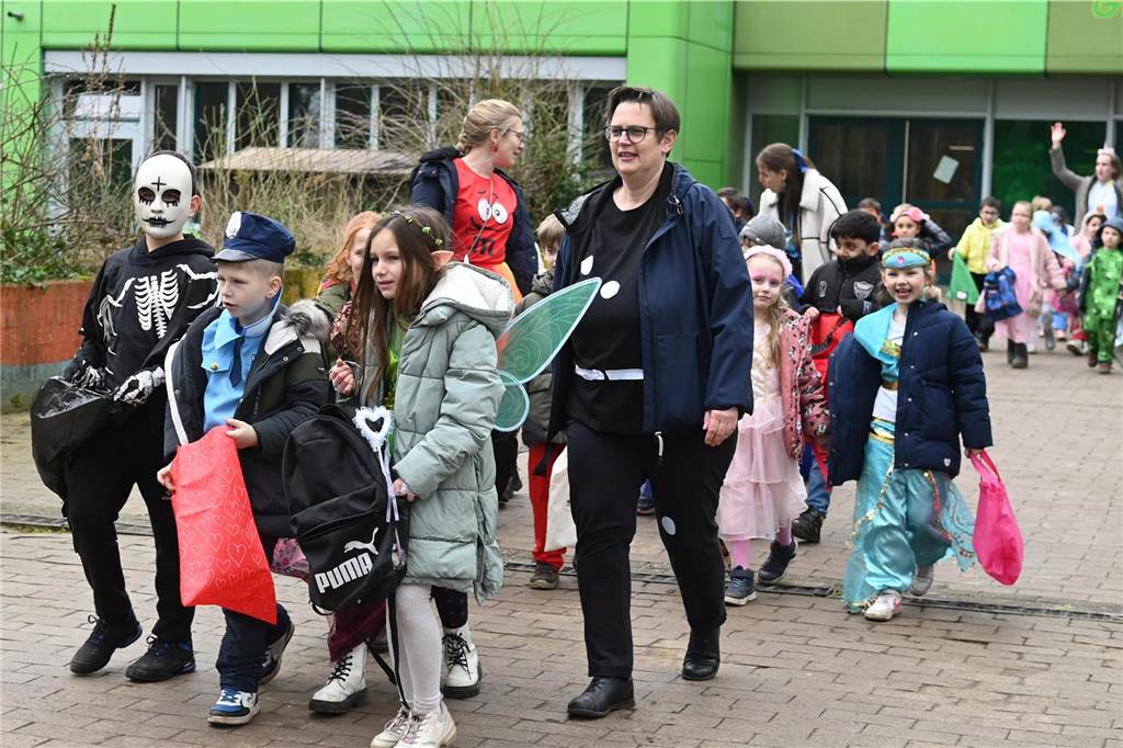 Viele Eltern und Verwandte standen am Wegesrand und warfen beim Krachmacherumzug der Grünen Schule Bonbons und kleinen Überraschungen. Nach dem Umzug gab es wieder ein buntes Programm in der Turnhalle, bei dem Eltern und Verwandte zusehen konnten.