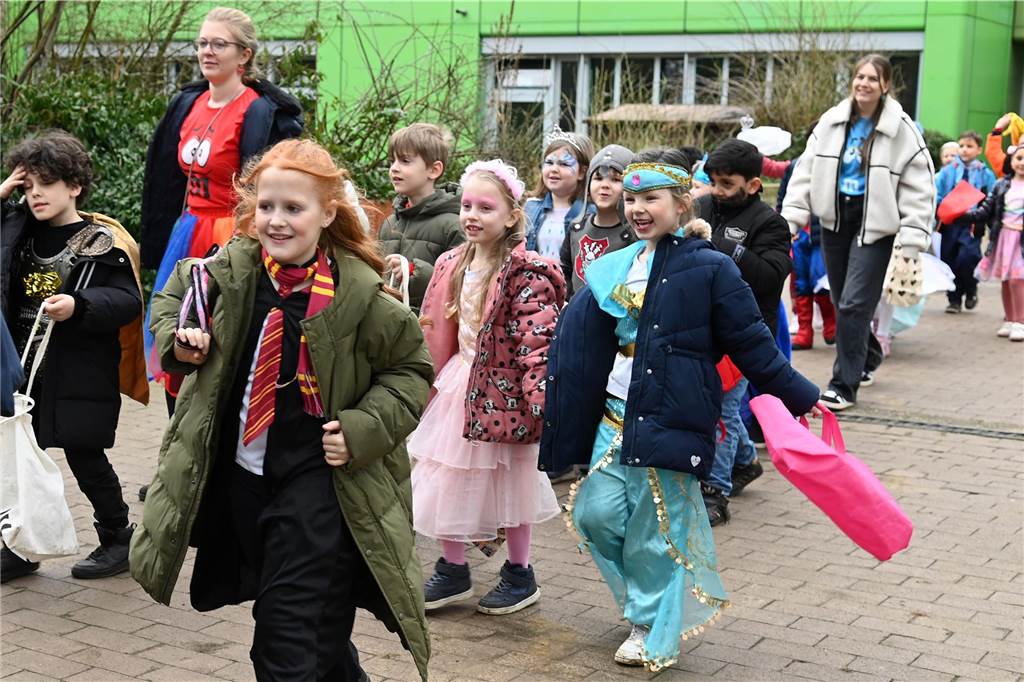 Viele Eltern und Verwandte standen am Wegesrand und warfen beim Krachmacherumzug der Grünen Schule Bonbons und kleinen Überraschungen. Nach dem Umzug gab es wieder ein buntes Programm in der Turnhalle, bei dem Eltern und Verwandte zusehen konnten.