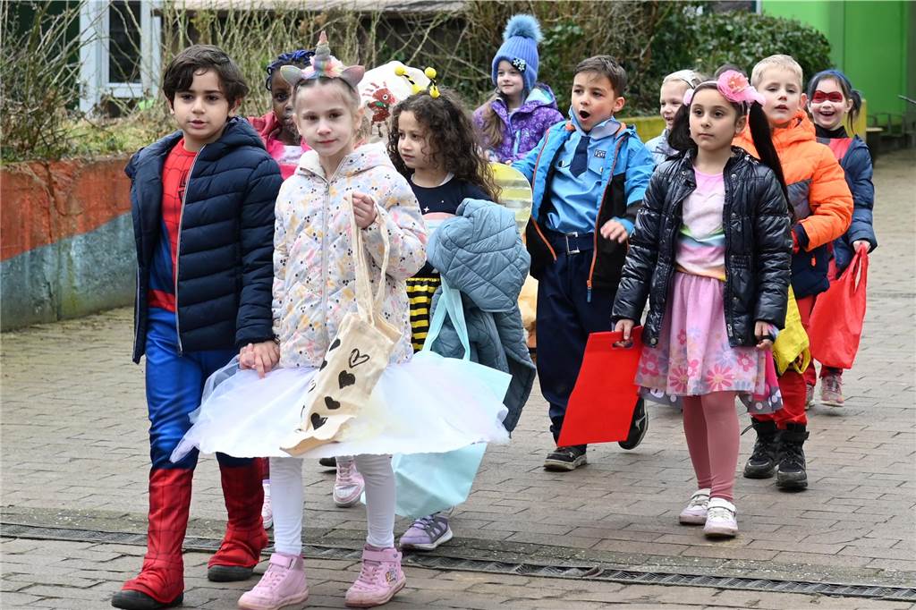 Viele Eltern und Verwandte standen am Wegesrand und warfen beim Krachmacherumzug der Grünen Schule Bonbons und kleinen Überraschungen. Nach dem Umzug gab es wieder ein buntes Programm in der Turnhalle, bei dem Eltern und Verwandte zusehen konnten.