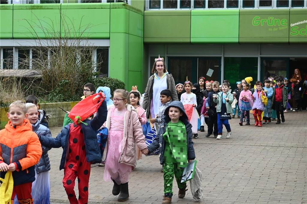 Viele Eltern und Verwandte standen am Wegesrand und warfen beim Krachmacherumzug der Grünen Schule Bonbons und kleinen Überraschungen. Nach dem Umzug gab es wieder ein buntes Programm in der Turnhalle, bei dem Eltern und Verwandte zusehen konnten.