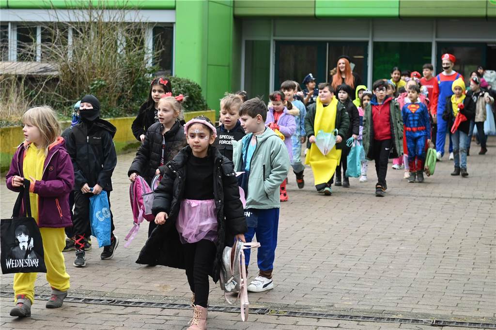 Viele Eltern und Verwandte standen am Wegesrand und warfen beim Krachmacherumzug der Grünen Schule Bonbons und kleinen Überraschungen. Nach dem Umzug gab es wieder ein buntes Programm in der Turnhalle, bei dem Eltern und Verwandte zusehen konnten.