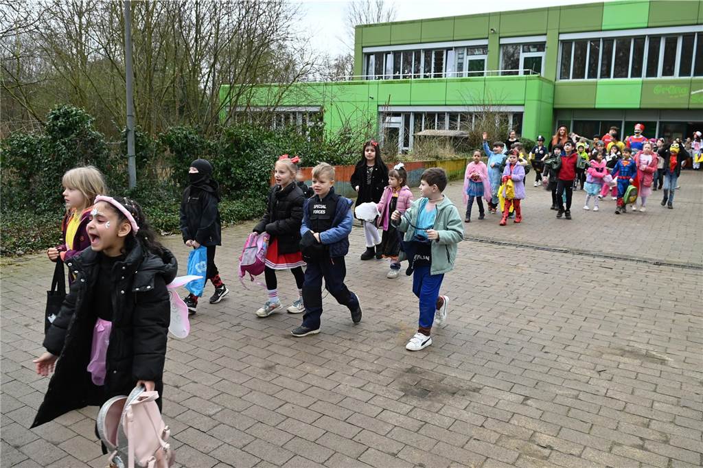Viele Eltern und Verwandte standen am Wegesrand und warfen beim Krachmacherumzug der Grünen Schule Bonbons und kleinen Überraschungen. Nach dem Umzug gab es wieder ein buntes Programm in der Turnhalle, bei dem Eltern und Verwandte zusehen konnten.