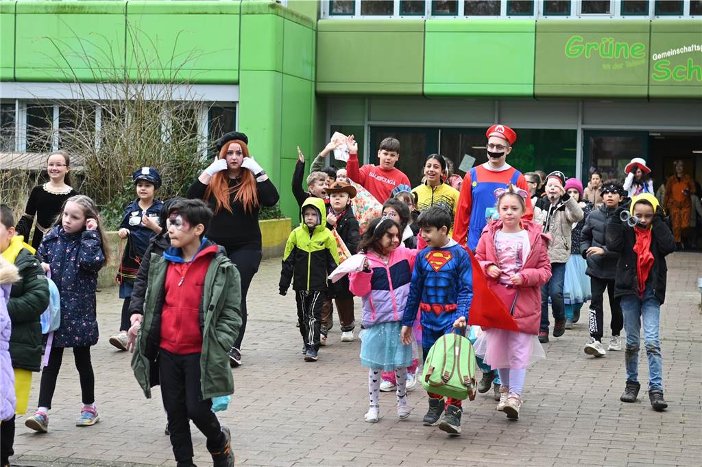 Viele Eltern und Verwandte standen am Wegesrand und warfen beim Krachmacherumzug der Grünen Schule Bonbons und kleinen Überraschungen. Nach dem Umzug gab es wieder ein buntes Programm in der Turnhalle, bei dem Eltern und Verwandte zusehen konnten.