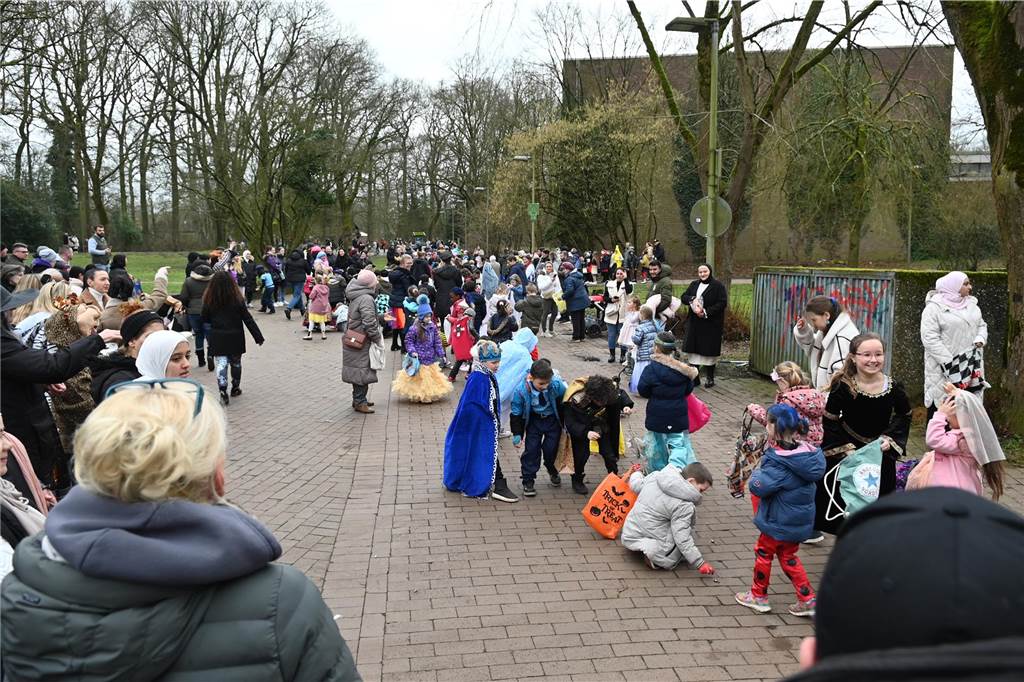 Viele Eltern und Verwandte standen am Wegesrand und warfen beim Krachmacherumzug der Grünen Schule Bonbons und kleinen Überraschungen. Nach dem Umzug gab es wieder ein buntes Programm in der Turnhalle, bei dem Eltern und Verwandte zusehen konnten.