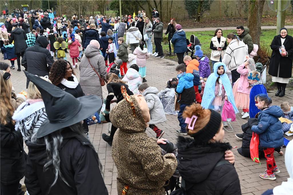Viele Eltern und Verwandte standen am Wegesrand und warfen beim Krachmacherumzug der Grünen Schule Bonbons und kleinen Überraschungen. Nach dem Umzug gab es wieder ein buntes Programm in der Turnhalle, bei dem Eltern und Verwandte zusehen konnten.