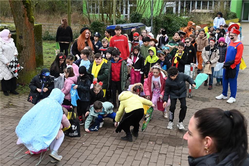 Viele Eltern und Verwandte standen am Wegesrand und warfen beim Krachmacherumzug der Grünen Schule Bonbons und kleinen Überraschungen. Nach dem Umzug gab es wieder ein buntes Programm in der Turnhalle, bei dem Eltern und Verwandte zusehen konnten.
