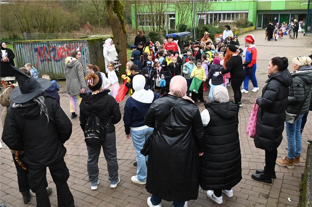 Viele Eltern und Verwandte standen am Wegesrand und warfen beim Krachmacherumzug der Grünen Schule Bonbons und kleinen Überraschungen. Nach dem Umzug gab es wieder ein buntes Programm in der Turnhalle, bei dem Eltern und Verwandte zusehen konnten.