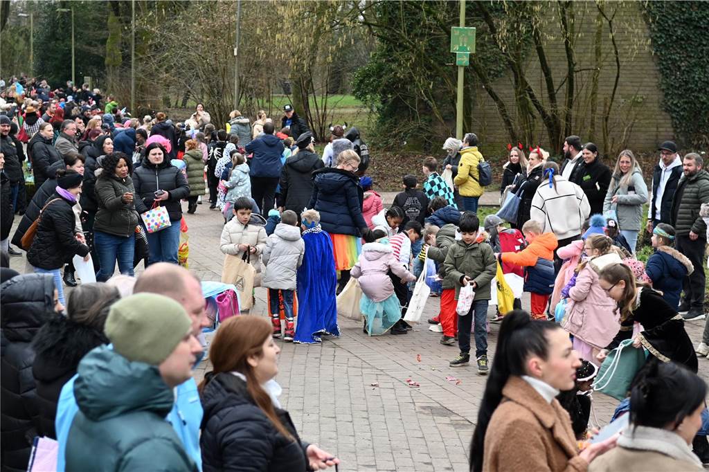 Viele Eltern und Verwandte standen am Wegesrand und warfen beim Krachmacherumzug der Grünen Schule Bonbons und kleinen Überraschungen. Nach dem Umzug gab es wieder ein buntes Programm in der Turnhalle, bei dem Eltern und Verwandte zusehen konnten.