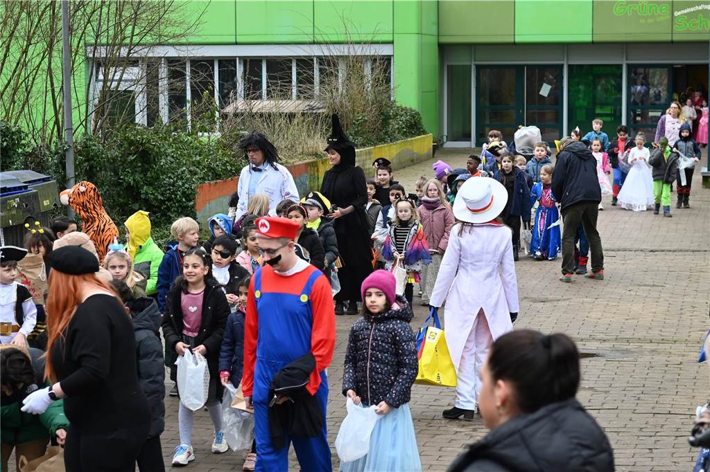 Viele Eltern und Verwandte standen am Wegesrand und warfen beim Krachmacherumzug der Grünen Schule Bonbons und kleinen Überraschungen. Nach dem Umzug gab es wieder ein buntes Programm in der Turnhalle, bei dem Eltern und Verwandte zusehen konnten.