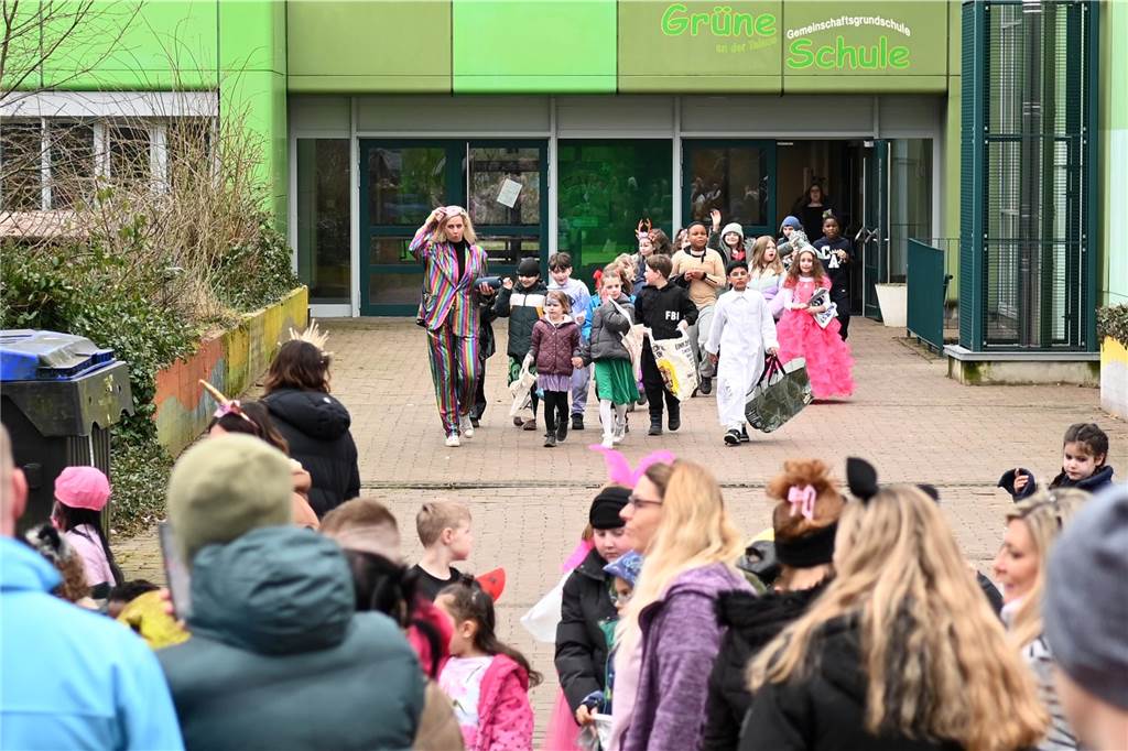 Viele Eltern und Verwandte standen am Wegesrand und warfen beim Krachmacherumzug der Grünen Schule Bonbons und kleinen Überraschungen. Nach dem Umzug gab es wieder ein buntes Programm in der Turnhalle, bei dem Eltern und Verwandte zusehen konnten.