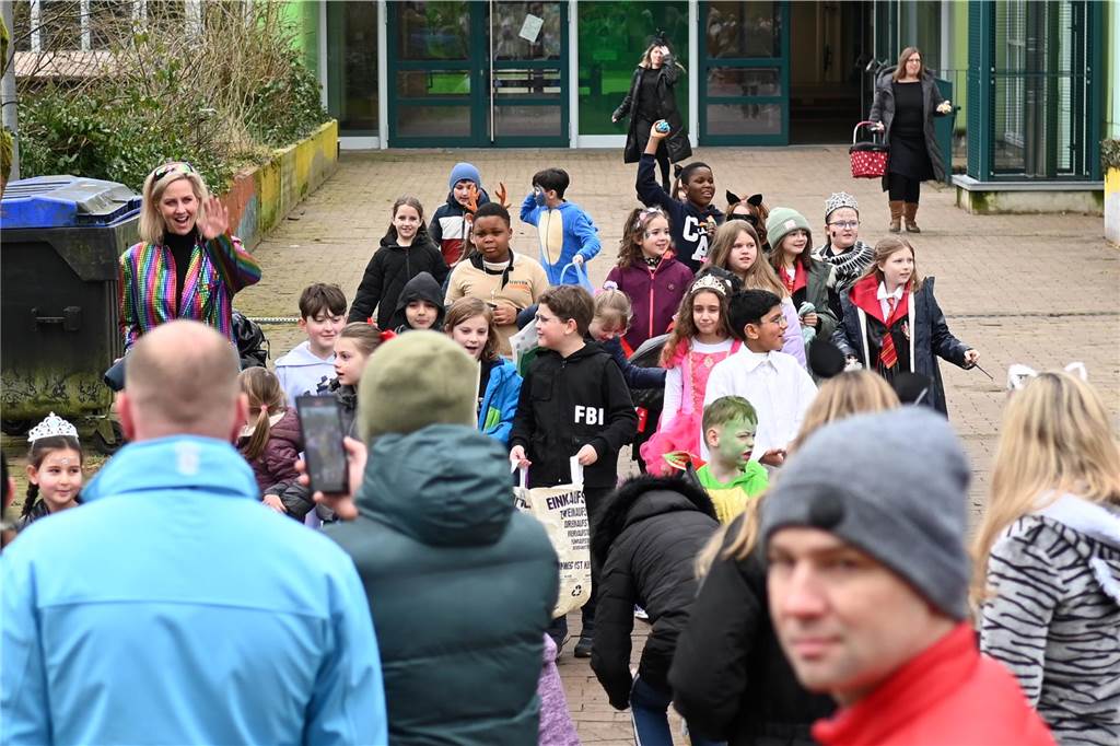 Viele Eltern und Verwandte standen am Wegesrand und warfen beim Krachmacherumzug der Grünen Schule Bonbons und kleinen Überraschungen. Nach dem Umzug gab es wieder ein buntes Programm in der Turnhalle, bei dem Eltern und Verwandte zusehen konnten.