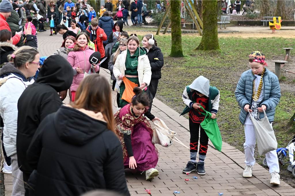 Viele Eltern und Verwandte standen am Wegesrand und warfen beim Krachmacherumzug der Grünen Schule Bonbons und kleinen Überraschungen. Nach dem Umzug gab es wieder ein buntes Programm in der Turnhalle, bei dem Eltern und Verwandte zusehen konnten.