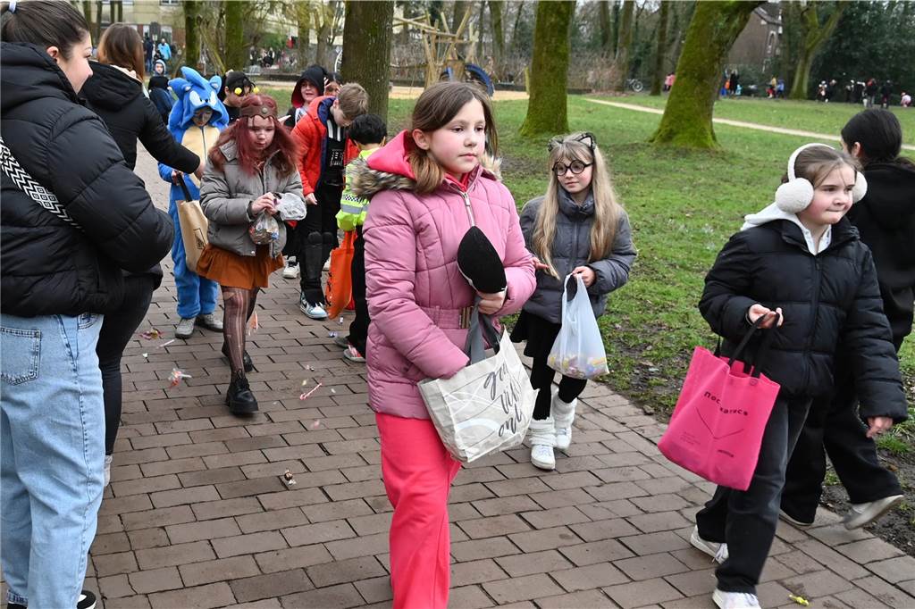 Viele Eltern und Verwandte standen am Wegesrand und warfen beim Krachmacherumzug der Grünen Schule Bonbons und kleinen Überraschungen. Nach dem Umzug gab es wieder ein buntes Programm in der Turnhalle, bei dem Eltern und Verwandte zusehen konnten.