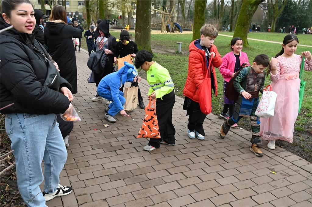 Viele Eltern und Verwandte standen am Wegesrand und warfen beim Krachmacherumzug der Grünen Schule Bonbons und kleinen Überraschungen. Nach dem Umzug gab es wieder ein buntes Programm in der Turnhalle, bei dem Eltern und Verwandte zusehen konnten.