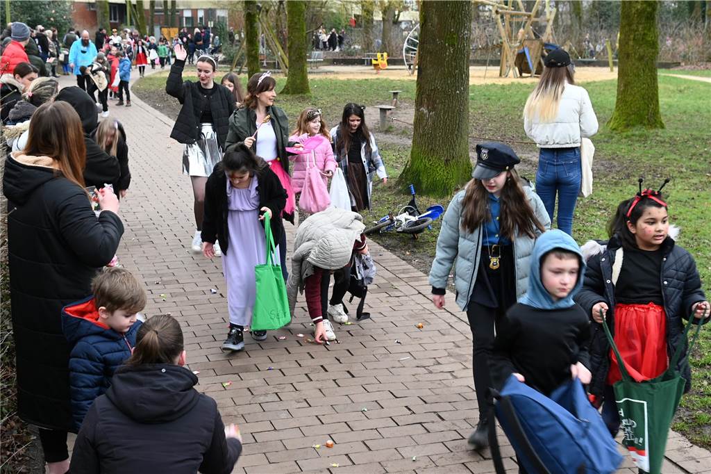 Viele Eltern und Verwandte standen am Wegesrand und warfen beim Krachmacherumzug der Grünen Schule Bonbons und kleinen Überraschungen. Nach dem Umzug gab es wieder ein buntes Programm in der Turnhalle, bei dem Eltern und Verwandte zusehen konnten.