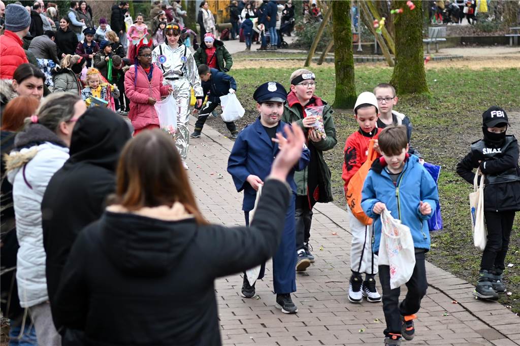 Viele Eltern und Verwandte standen am Wegesrand und warfen beim Krachmacherumzug der Grünen Schule Bonbons und kleinen Überraschungen. Nach dem Umzug gab es wieder ein buntes Programm in der Turnhalle, bei dem Eltern und Verwandte zusehen konnten.