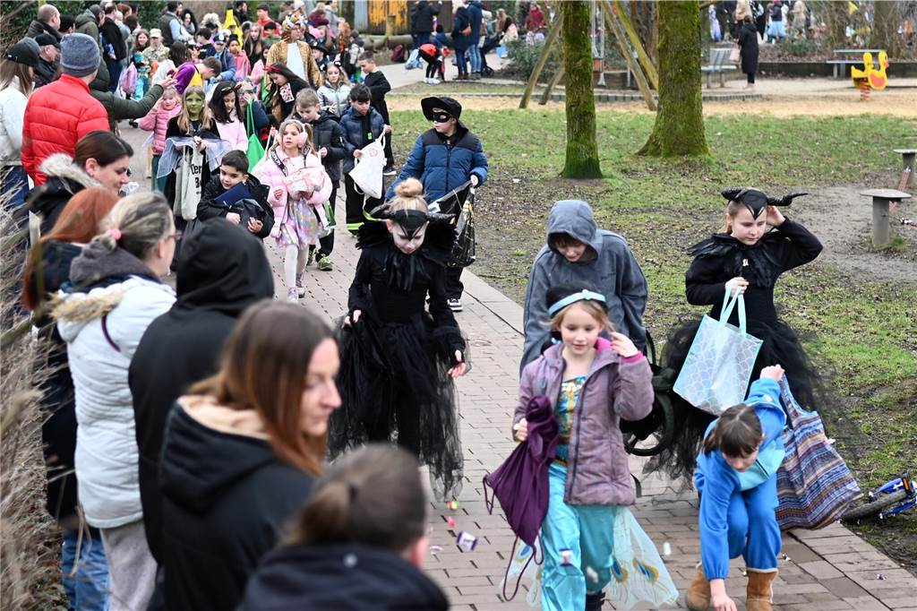Viele Eltern und Verwandte standen am Wegesrand und warfen beim Krachmacherumzug der Grünen Schule Bonbons und kleinen Überraschungen. Nach dem Umzug gab es wieder ein buntes Programm in der Turnhalle, bei dem Eltern und Verwandte zusehen konnten.