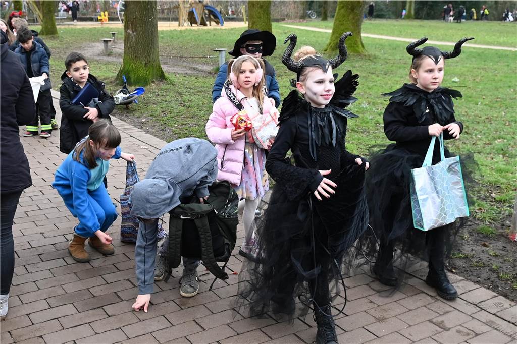 Viele Eltern und Verwandte standen am Wegesrand und warfen beim Krachmacherumzug der Grünen Schule Bonbons und kleinen Überraschungen. Nach dem Umzug gab es wieder ein buntes Programm in der Turnhalle, bei dem Eltern und Verwandte zusehen konnten.