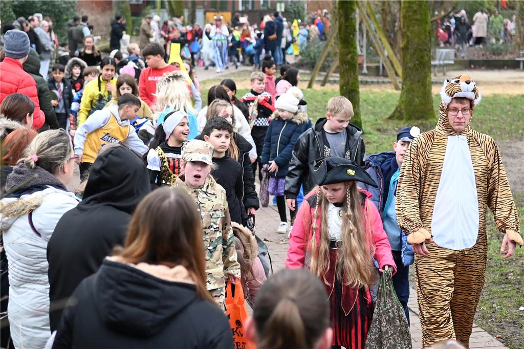Viele Eltern und Verwandte standen am Wegesrand und warfen beim Krachmacherumzug der Grünen Schule Bonbons und kleinen Überraschungen. Nach dem Umzug gab es wieder ein buntes Programm in der Turnhalle, bei dem Eltern und Verwandte zusehen konnten.