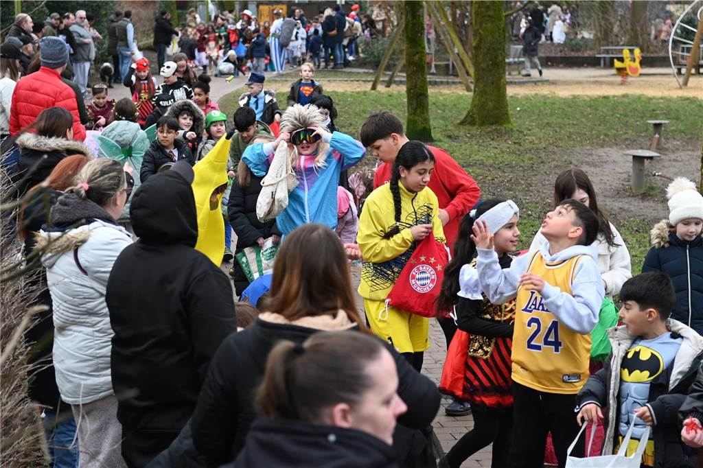 Viele Eltern und Verwandte standen am Wegesrand und warfen beim Krachmacherumzug der Grünen Schule Bonbons und kleinen Überraschungen. Nach dem Umzug gab es wieder ein buntes Programm in der Turnhalle, bei dem Eltern und Verwandte zusehen konnten.