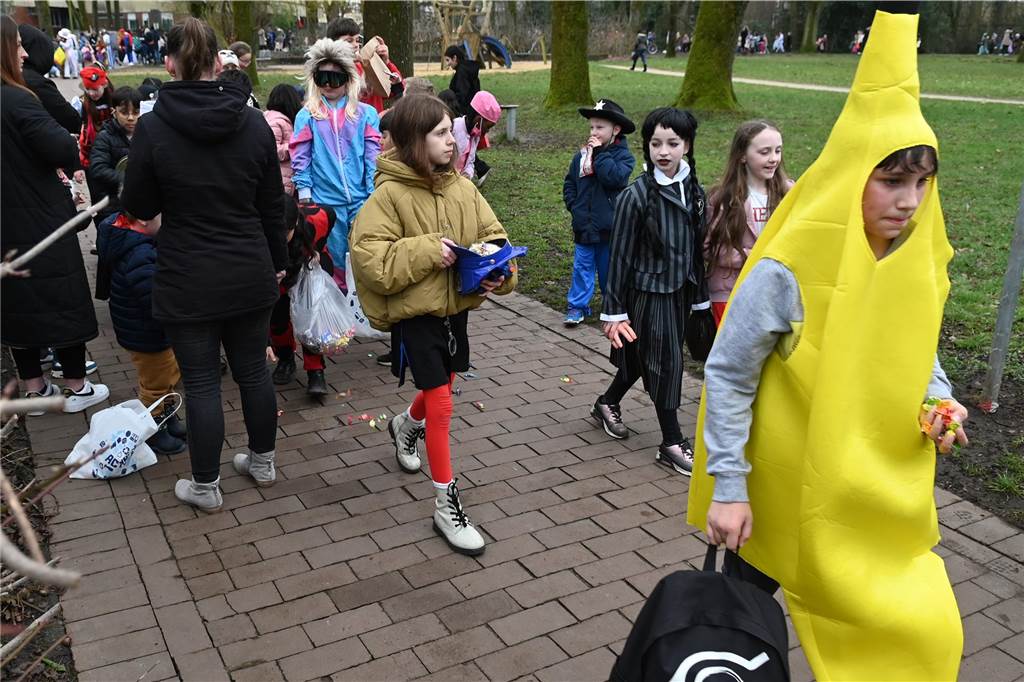 Viele Eltern und Verwandte standen am Wegesrand und warfen beim Krachmacherumzug der Grünen Schule Bonbons und kleinen Überraschungen. Nach dem Umzug gab es wieder ein buntes Programm in der Turnhalle, bei dem Eltern und Verwandte zusehen konnten.