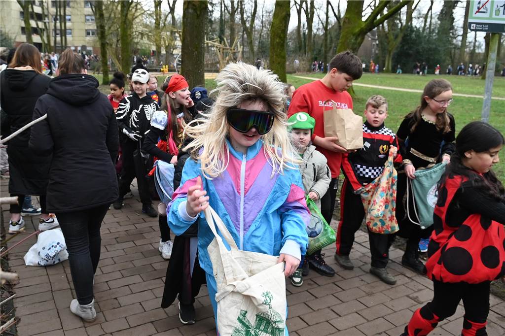 Viele Eltern und Verwandte standen am Wegesrand und warfen beim Krachmacherumzug der Grünen Schule Bonbons und kleinen Überraschungen. Nach dem Umzug gab es wieder ein buntes Programm in der Turnhalle, bei dem Eltern und Verwandte zusehen konnten.