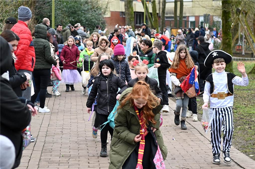Viele Eltern und Verwandte standen am Wegesrand und warfen beim Krachmacherumzug der Grünen Schule Bonbons und kleinen Überraschungen. Nach dem Umzug gab es wieder ein buntes Programm in der Turnhalle, bei dem Eltern und Verwandte zusehen konnten.