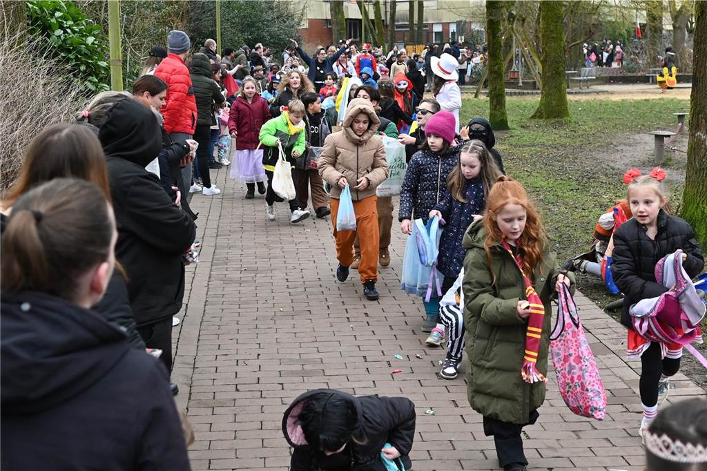 Viele Eltern und Verwandte standen am Wegesrand und warfen beim Krachmacherumzug der Grünen Schule Bonbons und kleinen Überraschungen. Nach dem Umzug gab es wieder ein buntes Programm in der Turnhalle, bei dem Eltern und Verwandte zusehen konnten.