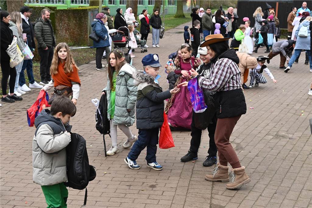 Viele Eltern und Verwandte standen am Wegesrand und warfen beim Krachmacherumzug der Grünen Schule Bonbons und kleinen Überraschungen. Nach dem Umzug gab es wieder ein buntes Programm in der Turnhalle, bei dem Eltern und Verwandte zusehen konnten.
