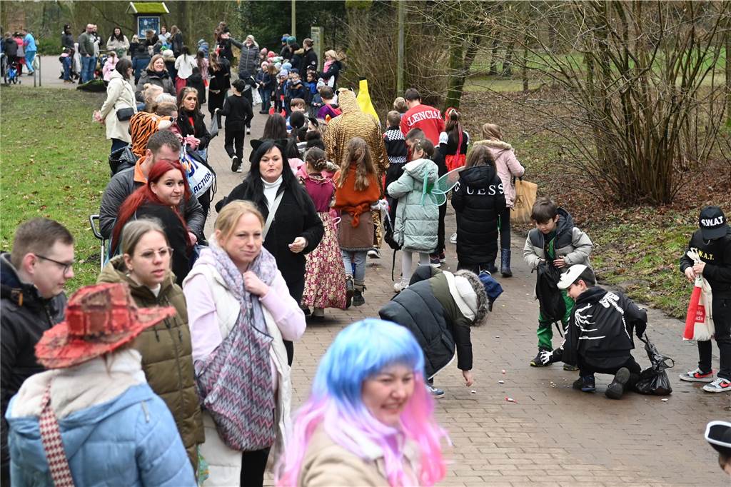 Viele Eltern und Verwandte standen am Wegesrand und warfen beim Krachmacherumzug der Grünen Schule Bonbons und kleinen Überraschungen. Nach dem Umzug gab es wieder ein buntes Programm in der Turnhalle, bei dem Eltern und Verwandte zusehen konnten.